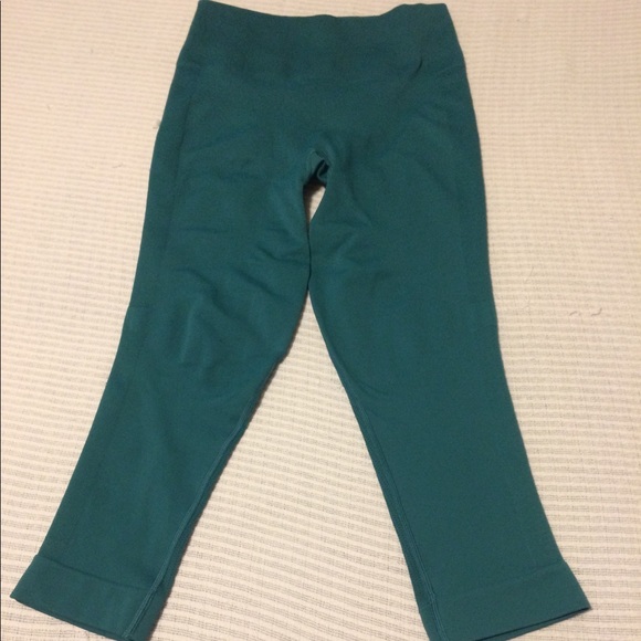 MAKE OFFERS NOW- NWOT Lululemon Zone In Crop - Picture 3 of 4